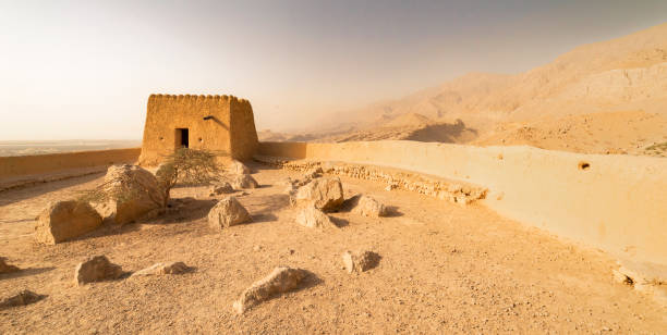 горный пейзаж в пустыне с крепостью. форт джайя. рас аль-хайма - ras al khaimah стоковые фото и изображения