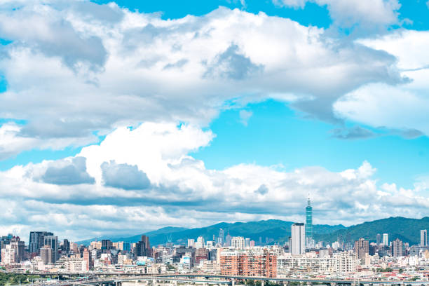 horizon de la ville de taipei dans le centre-ville de taipei, taïwan. - looking through window front view business looking at view photos et images de collection