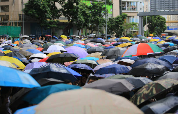 雨が降ると傘を開ける - crowd kowloon peninsula multi colored ストックフォトと画像