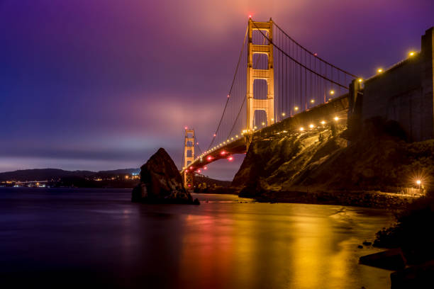 мост золотые ворота сан-франциско в сумерках - golden gate bridge bridge night sunset стоковые фото и изображения