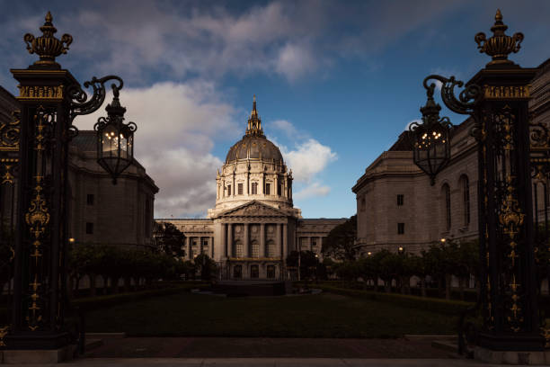 мэрия сан-франциско с освещением chiaroscuro - san francisco county government town hall government building стоковые фото и изображения