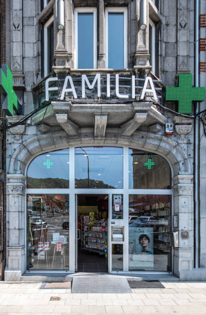 farmacia familia in place reine astrid a dinant, belgio. - green cross foto e immagini stock