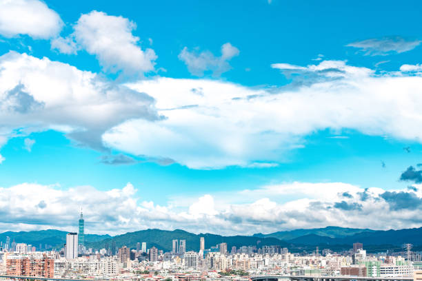 horizon de la ville de taipei dans le centre-ville de taipei, taïwan. - looking through window front view business looking at view photos et images de collection