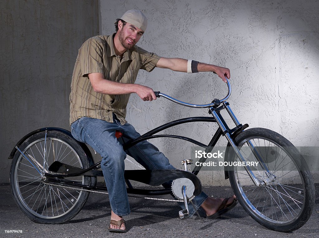 Joven sentado en la bicicleta cruzera - Foto de stock de Punk libre de derechos