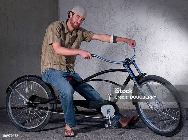 Młody Człowiek Siedzi Na Rowerze Cruiser - zdjęcia stockowe i więcej obrazów Punk - Rola człowieka - Punk - Rola człowieka, Bicykl, Szałowy