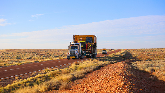 Viajes de camiones de gran tamaño en la carretera. Gran camión impulsado volquete de minería. photo