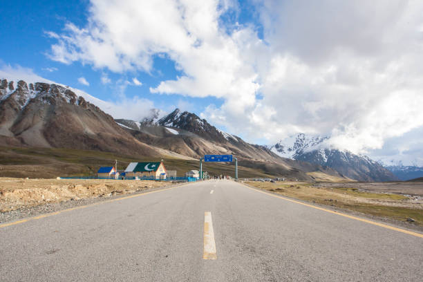 Khunjrab Pass Khunjrab Pass is a high mountain pass in the Karakoram Mountains in a strategic position on the northern border of Pakistan and on the southwest border of China karakoram highway stock pictures, royalty-free photos & images