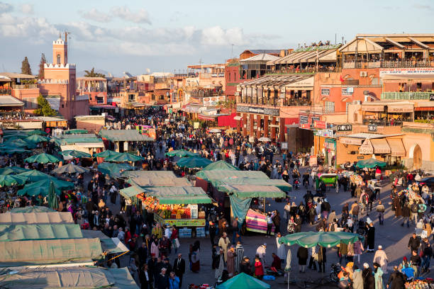 plac djemaa el fna w marrakeszu o zachodzie słońca, maroko - jema el fna zdjęcia i obrazy z banku zdjęć