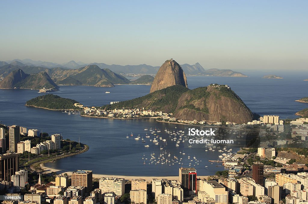 Montaña de Sugarloaf y Botafogo playa - Foto de stock de Agua libre de derechos