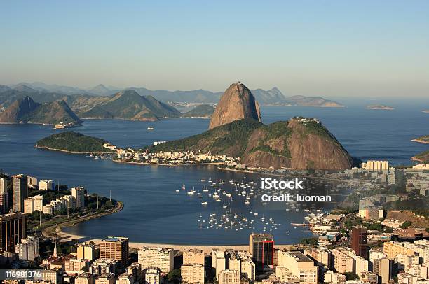 Montaña De Sugarloaf Y Botafogo Playa Foto de stock y más banco de imágenes de Agua - Agua, Aire libre, Bahía