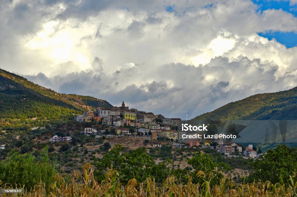 Pieni kylä kukkuloilla - Rojaltivapaa avainsanalla Molise ja tyyppiä Kuvapankin valokuva Pieni kylä kukkuloilla - Rojaltivapaa avainsanalla Molise ja tyyppiä Kuvapankin valokuva