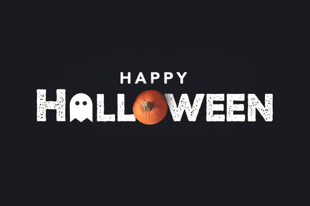 feliz texto de halloween con calabaza y fantasma sobre fondo negro - orange halloween fotos fotografías e imágenes de stock