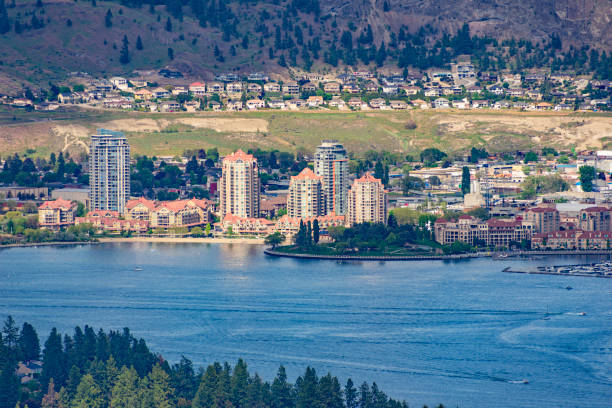 vue de l'horizon de kelowna et du lac okanagan depuis le mont boucherie dans l'ouest de kelowna colombie-britannique canada - kelowna okanagan scenics okanagan valley photos et images de collection