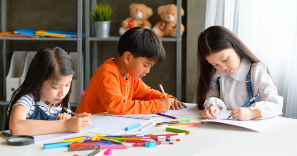 インターナショナルスクールでのクリエイティブアートワークショップのアジアンキッド。 - childs drawing child preschool crayon ストックフォトと画像