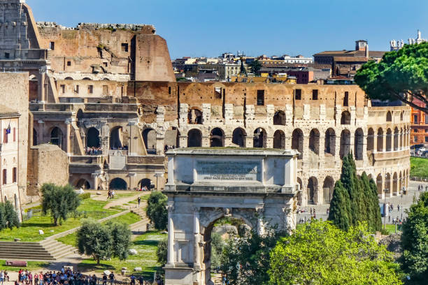 древний форум тита арка римского колизея рим италия - arch of titus стоковые фото и изображения