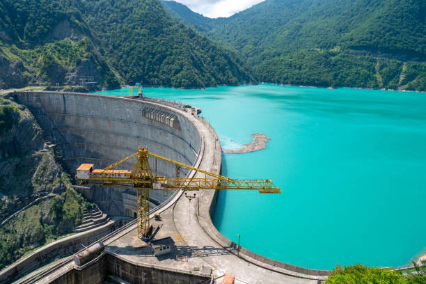 weite ansicht des wasserkraftwerks hes. - svaneti stock-fotos und bilder