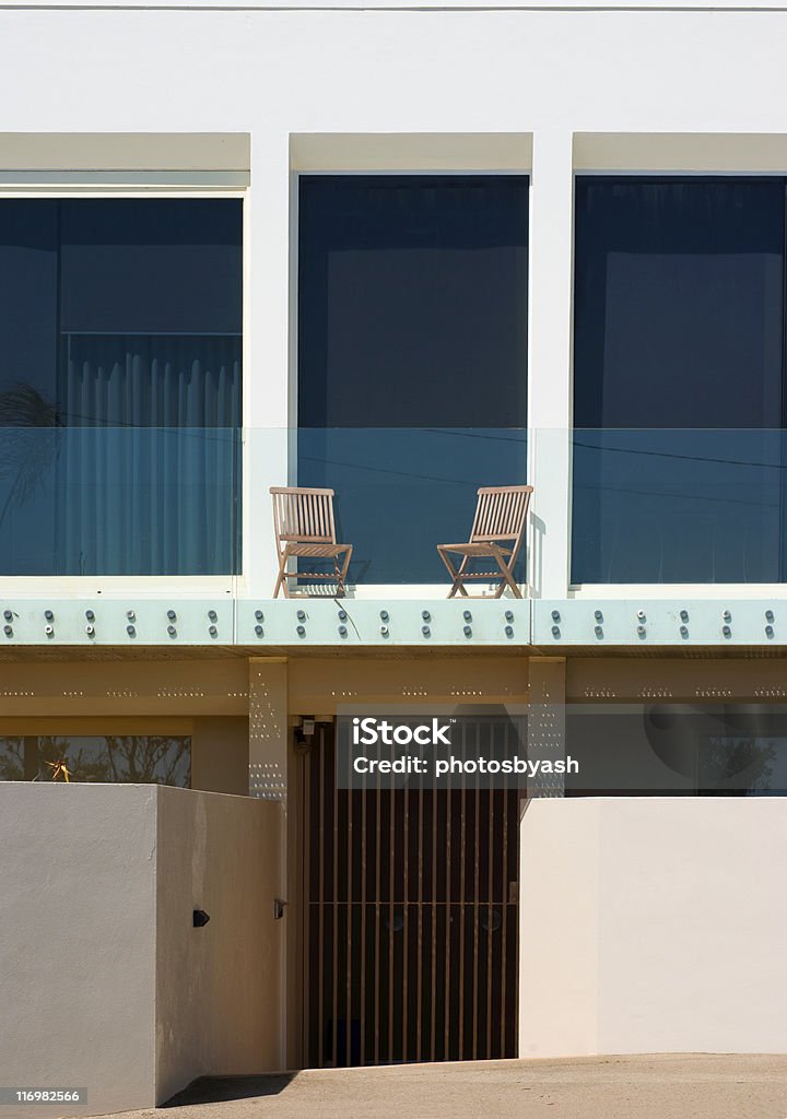 Moderno genérico minimalista en tonos azul y blanco en la costa de la suite townhouse - Foto de stock de Aire libre libre de derechos