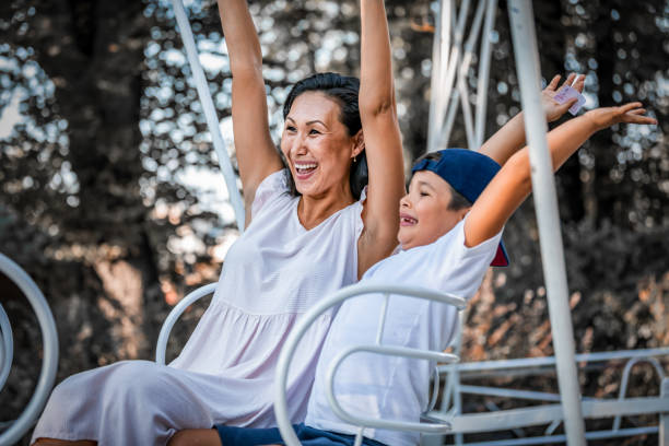 portret szczęśliwej matki z synem w parku rozrywki - ferris wheel luna park amusement park carnival zdjęcia i obrazy z banku zdjęć