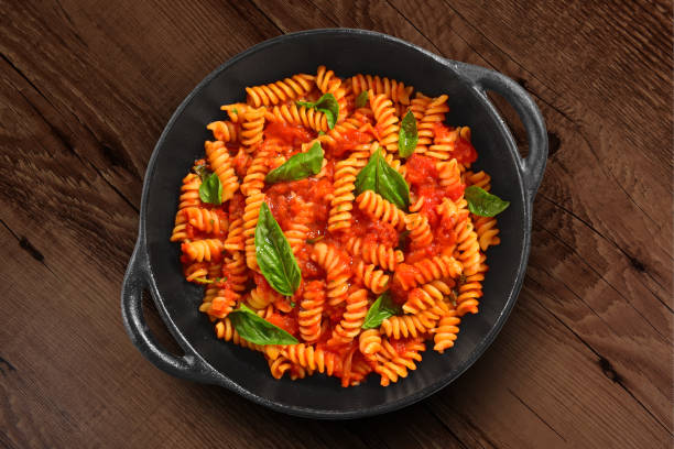 tradycyjny włoski pióro do makaronu - spaghetti sauces pasta vegetable zdjęcia i obrazy z banku zdjęć