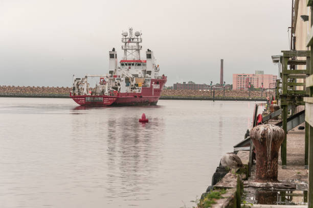 statek badawczy fugro searcher na nabrzeżu new bedford - searcher zdjęcia i obrazy z banku zdjęć