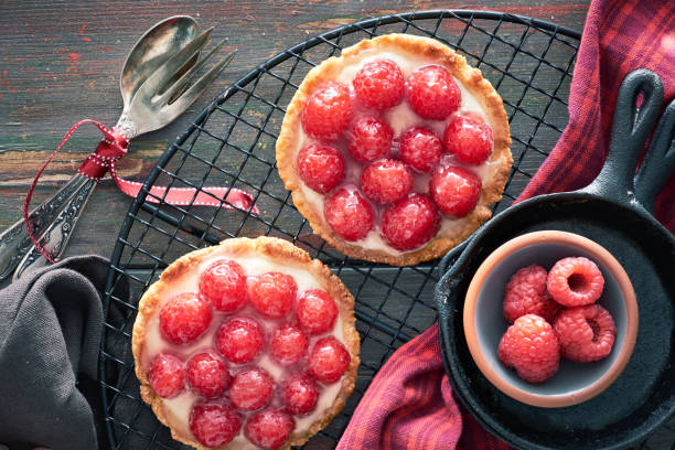 hausgemachte torte mit pudding und frischen himbeeren auf dunklem, flachem lay - raspberry table wood autumn stock-fotos und bilder