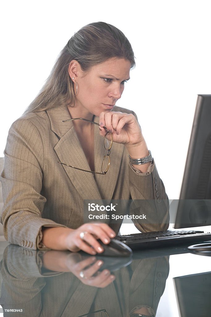 Mulher de negócios olhando intensivamente no computador - Foto de stock de Adulto royalty-free