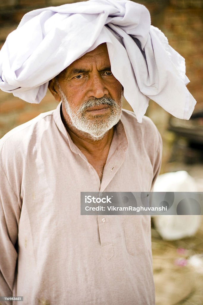 Um sénior masculino indiano no Verão de cobrir a sua cabeça - Royalty-free 70 anos Foto de stock