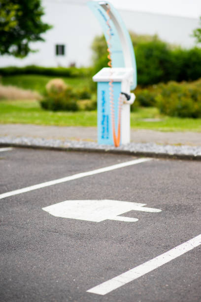 symbol parkowania dla samochodów elektrycznych, wskazujący stacje ładowania - autmobile zdjęcia i obrazy z banku zdjęć