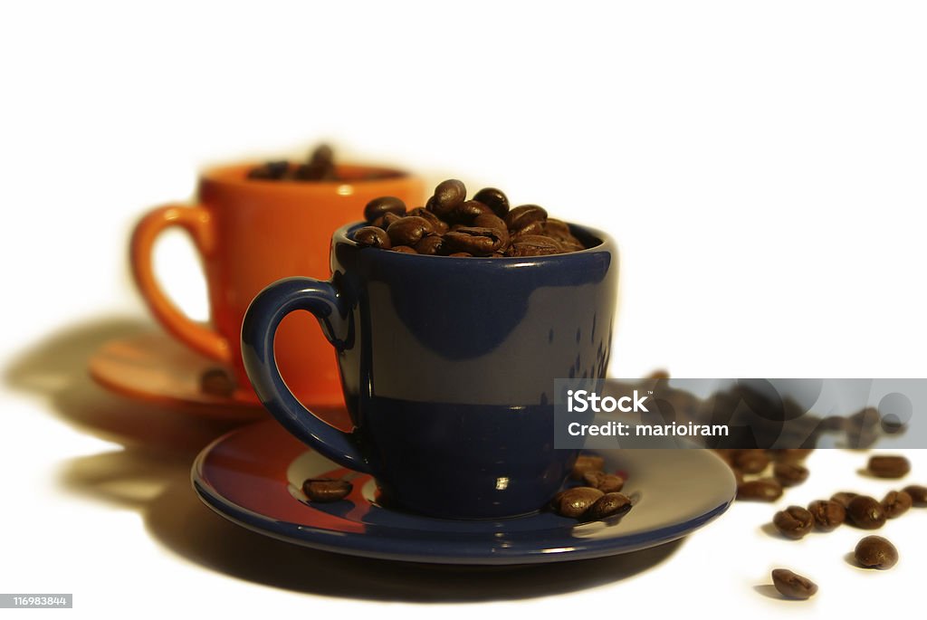 Xícara de café com grãos de café - Foto de stock de Amontoamento royalty-free