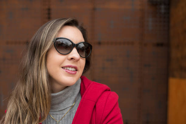 istock Woman looking to the right 1169844111