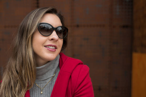 istock Woman looking to the right 1169844115