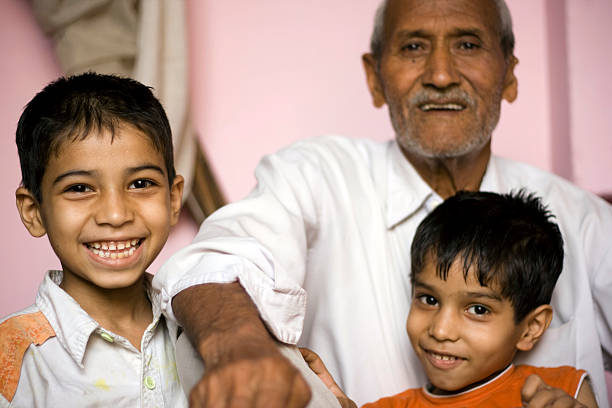 indian großvater mit seinem zwei beiden enkel um, die - indian culture family senior adult asian ethnicity stock-fotos und bilder