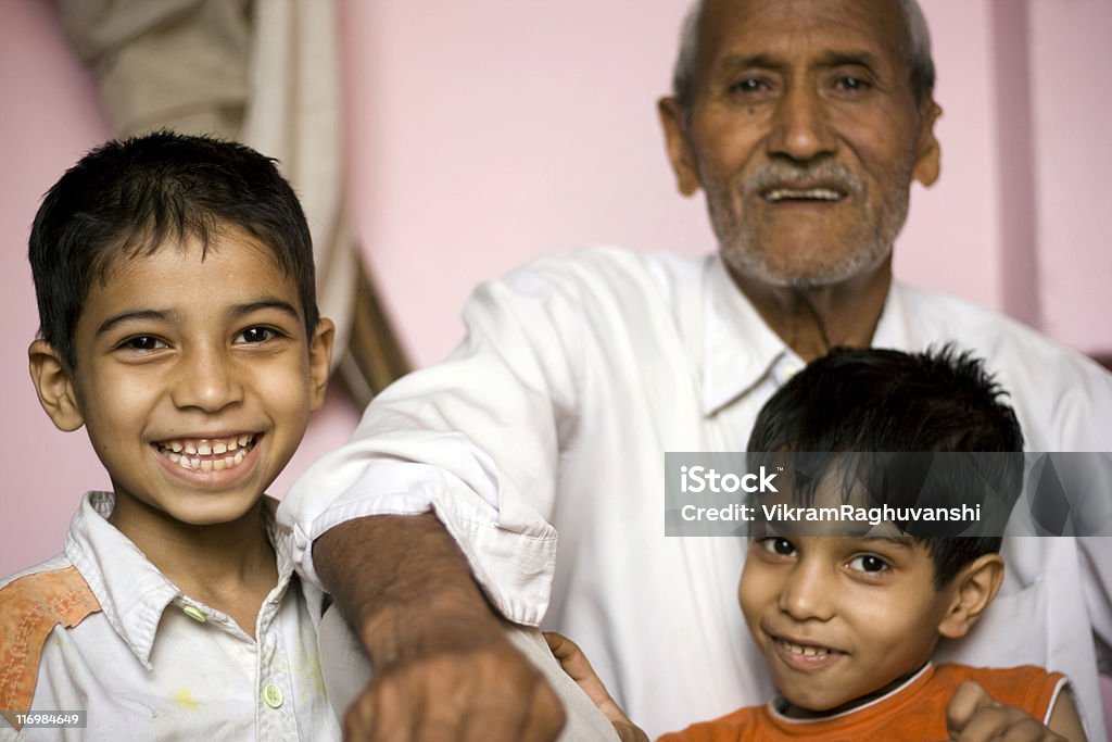 Indian grand-père avec ses deux Grandsons - Photo de Enfance libre de droits