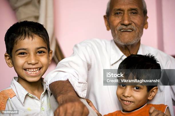 Photo libre de droit de Indian Grandpère Avec Ses Deux Grandsons banque d'images et plus d'images libres de droit de Enfance - Enfance, Enfant, Famille