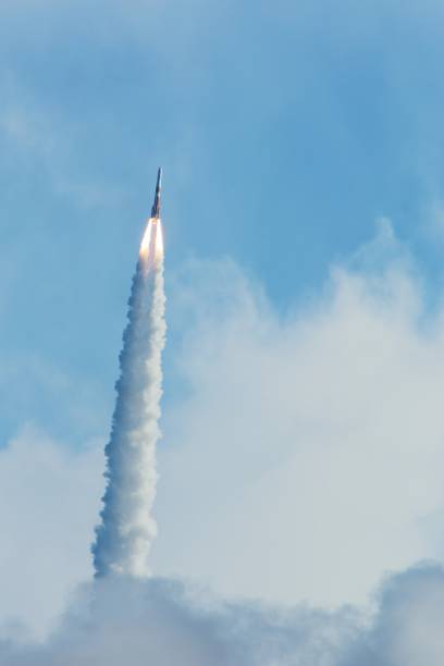 eine rakete geht durch die wolken - rakete fotos stock-fotos und bilder