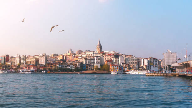 i̇stanbul cityscape galata kulesi'nin boğaz'da yüzen turist tekneleri ile görünümü ,i̇stanbul türkiye - galata kulesi fotoğraflar stok fotoğraflar ve resimler