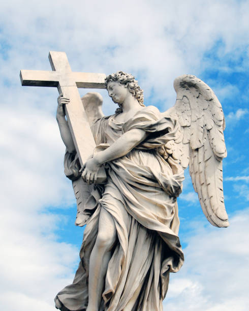 angel with the cross - roman statue angel rome fotografías e imágenes de stock