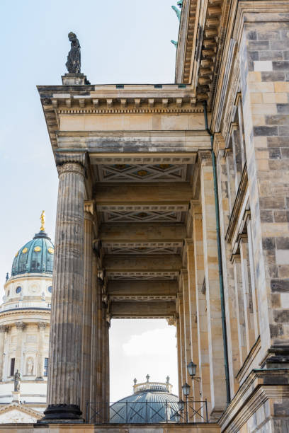 konzerthaus берлин в центральном районе митте - berlin germany gendarmenmarkt schauspielhaus germany стоковые фото и изображения