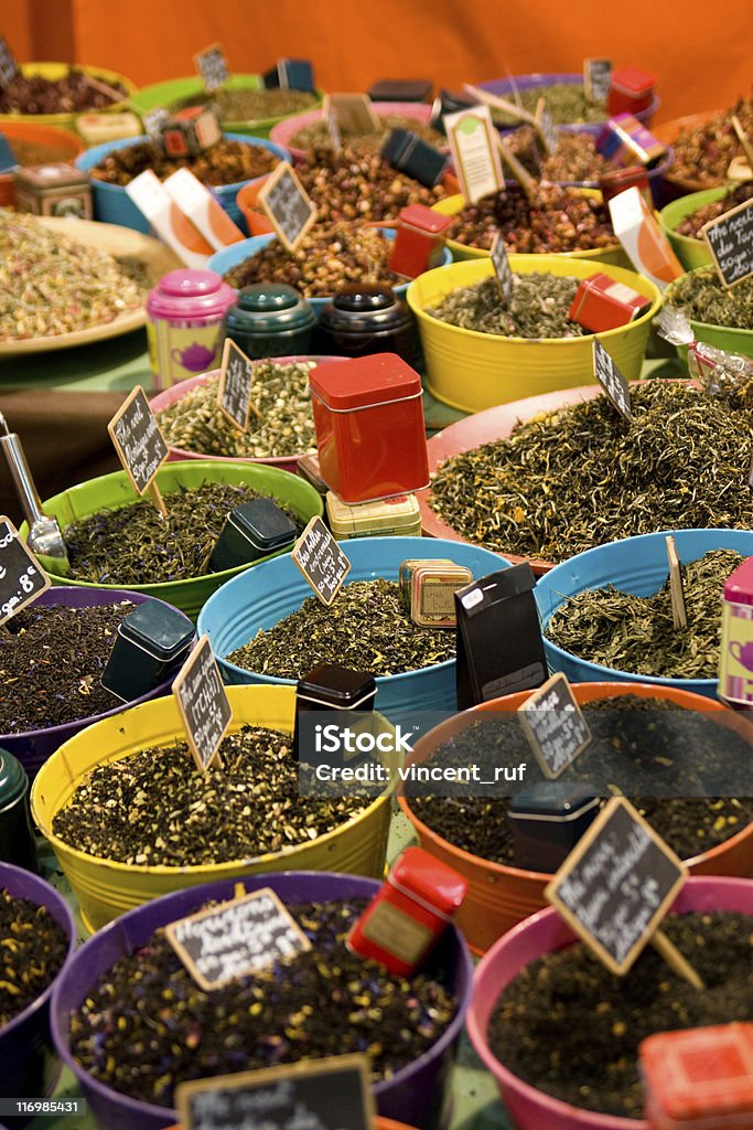 Épices colorées à un marché - Photo de Goûter libre de droits