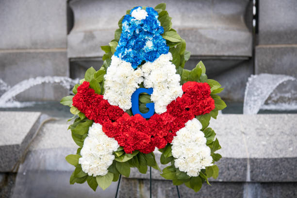 a bouquet with american flags colors in front of the world war ii memorial in the national mall - veteran world war ii armed forces military imagens e fotografias de stock