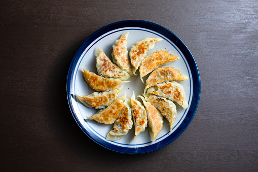 Japanese-style dumplings are chopped and mixed with leek, leeks, ground pork, cabbage, garlic and ginger. The wrapping skin is made of flour.
It is typical to bake and eat in a frying pan.