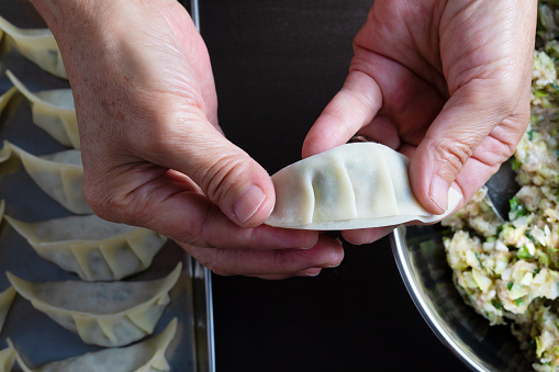 Japanese-style dumplings are chopped and mixed with leek, leeks, ground pork, cabbage, garlic and ginger. The wrapping skin is made of flour.
It is typical to bake and eat in a frying pan.