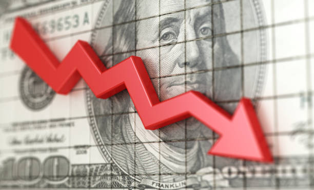 gráfico de negocios con flecha roja hacia abajo y fondo de dólares. pérdida de dinero. el mercado de valores se desplomó ilustración 3d. - movimiento hacia abajo fotografías e imágenes de stock