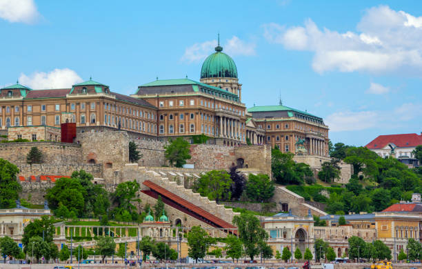 buda erburg auf dem hügel – barocker königspalast – nationalgalerie und museum - nobility royal palace of buda budapest palace stock-fotos und bilder