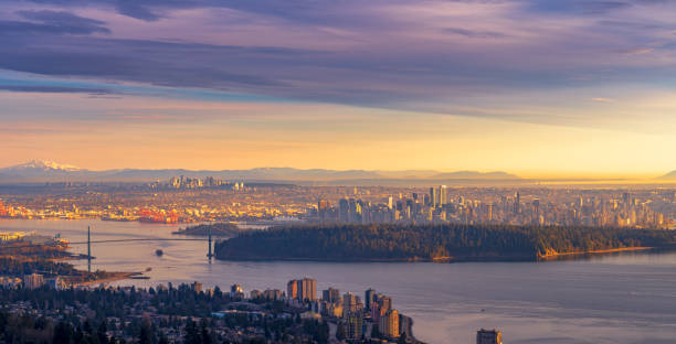 夕暮れ時のノースバンクーバーのスカイラインと雪山が背景に見える - district of north vancouver ストックフォトと画像