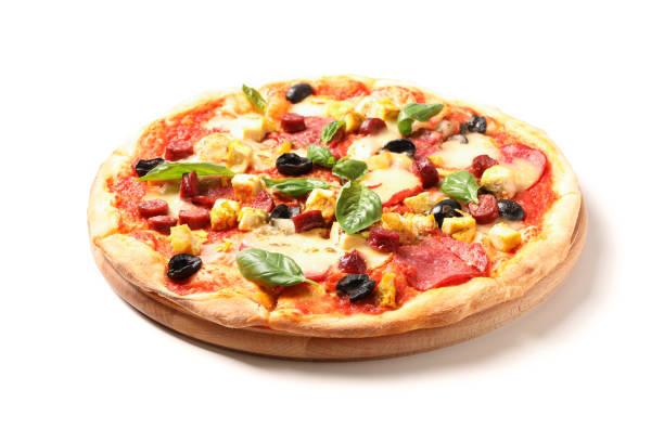 ソーセージ、肉、チーズ、バジル、オリーブのピザを白い背景に分離 - foods and drinks isolated on white basil cooked ストックフォトと画像
