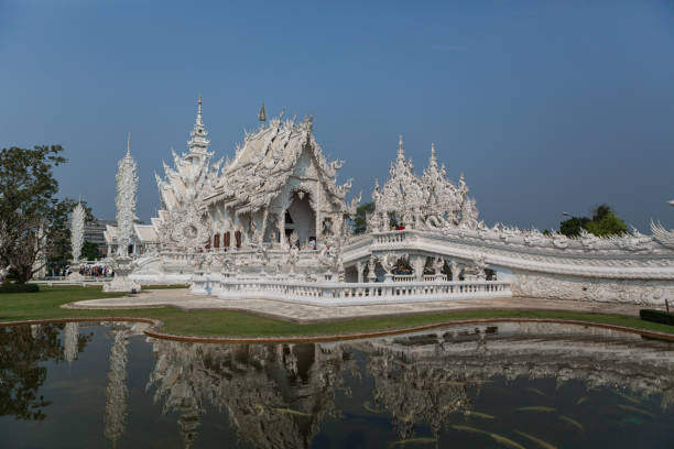 chiang rai, thailand - das einzigartige gebäude des buddhistischen tempels in chiang mai, thailand mit dem namen "wat rong khun". - rong river khun wat thailand stock-fotos und bilder