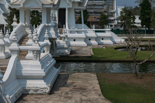 chiang rai, thailand - das einzigartige gebäude des buddhistischen tempels in chiang mai, thailand mit dem namen "wat rong khun". - rong river khun wat thailand stock-fotos und bilder