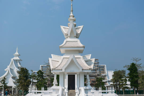 chiang rai, thailand - das einzigartige gebäude des buddhistischen tempels in chiang mai, thailand mit dem namen "wat rong khun". - rong river khun wat thailand stock-fotos und bilder