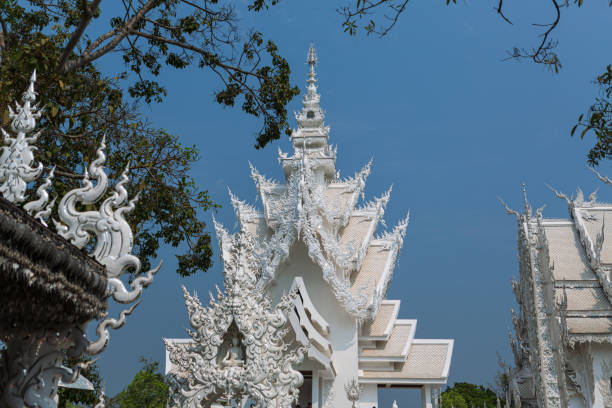 chiang rai, thailand - das einzigartige gebäude des buddhistischen tempels in chiang mai, thailand mit dem namen "wat rong khun". - rong river khun wat thailand stock-fotos und bilder